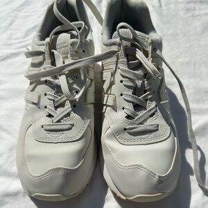 New Balance Men Size 8.5 White Iridescent